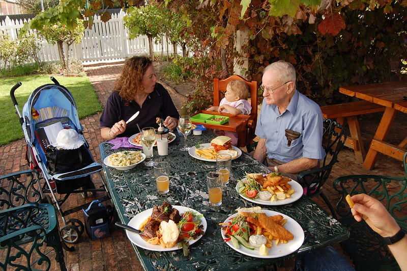 18 Lunch at Heywards Pub in Penola